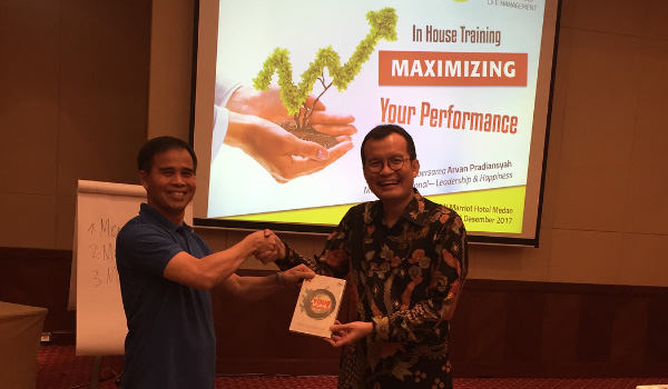 Kepala Perwakilan Bank Indonesia Lhokseumawe Bapak Yufrizal menerima buku best-seller You Are A Leader karya Arvan Pradiansyah