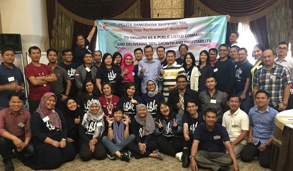 Foto bersama fasilitator dan peserta motivasi "Maximizing Your Performance" PT Pelita Samudera Shipping, Tbk